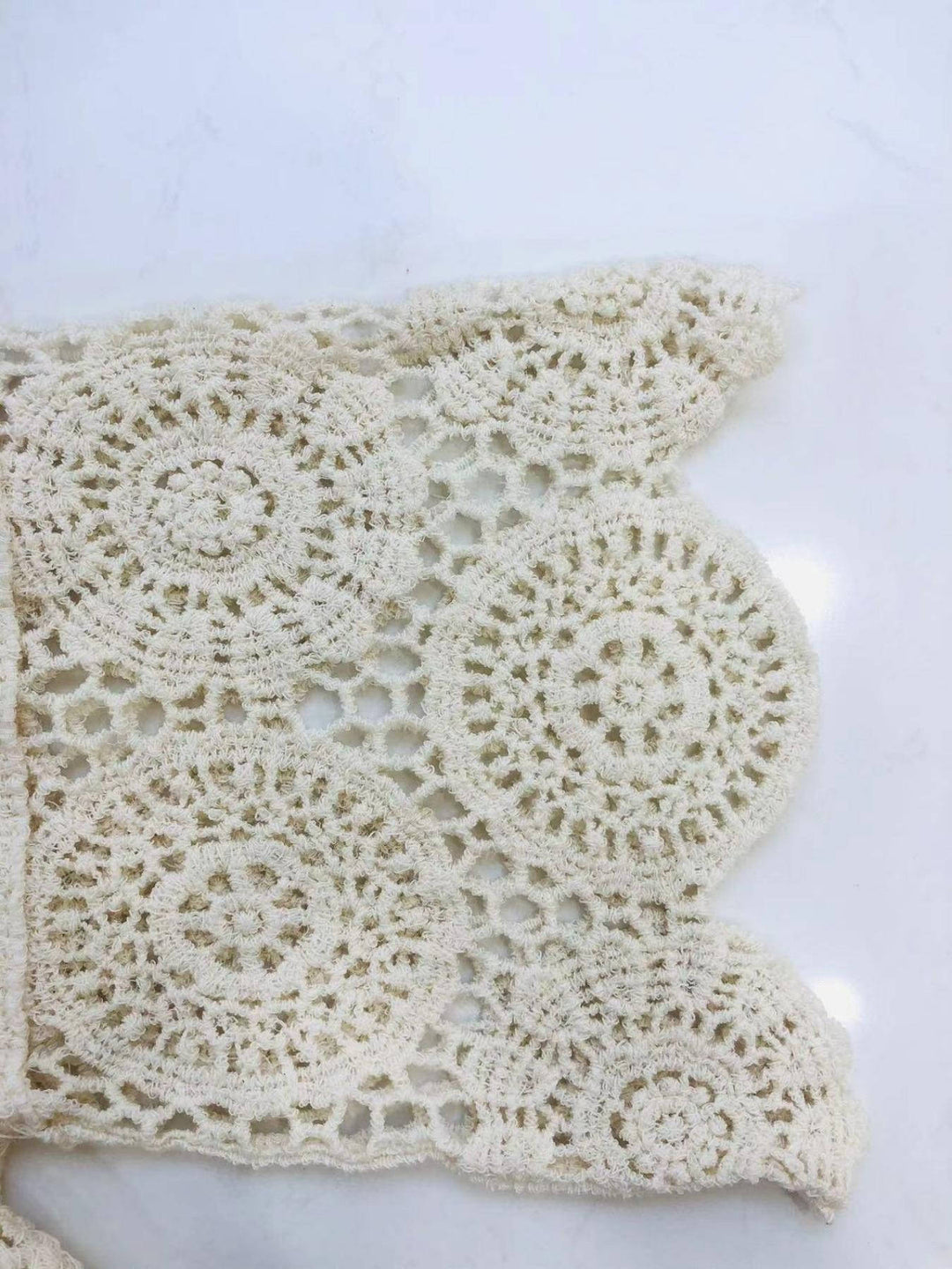 Dámský háčkovaný plážový přehoz v boho stylu s třásněmi