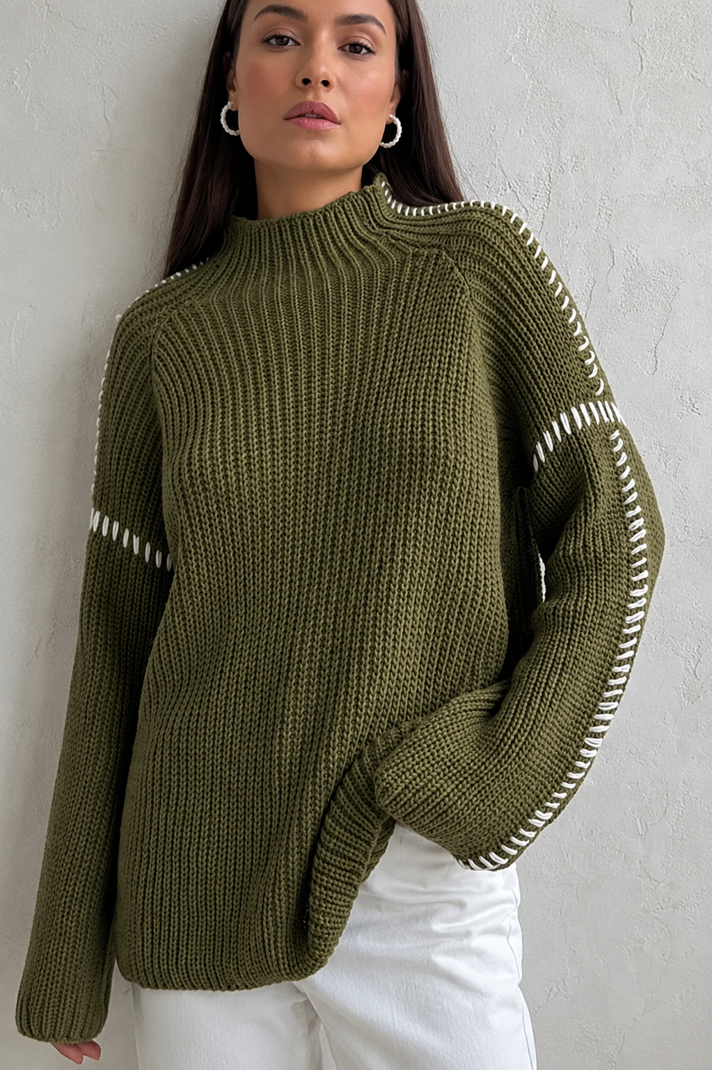Dámský pletený svetr s krátkým stojáčkem, oversized střih, robustní dlouhé rukávy